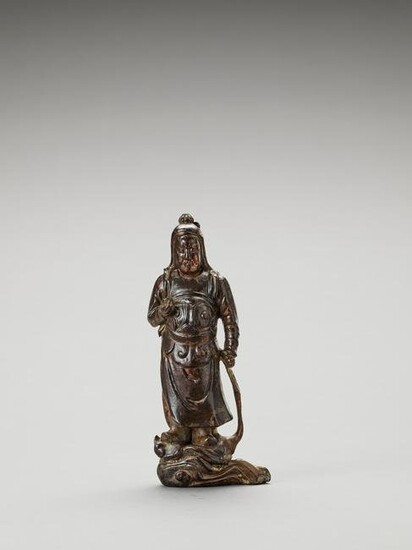 A GILT AND LACQUERED WOOD FIGURE OF A HEAVENLY KING