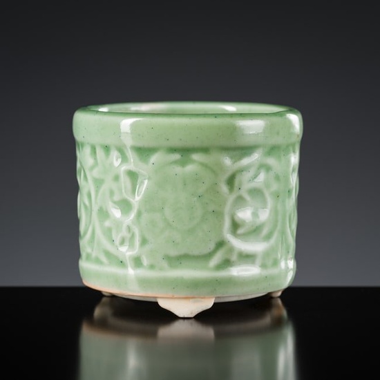 A LONGQUAN CELADON-GLAZED 'FLORAL' TRIPOD CENSER, LATE MING TO EARLY QING DYNASTY
