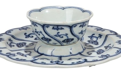 A SET OF BLUE AND WHITE LINGZHI CUP AND STAND
