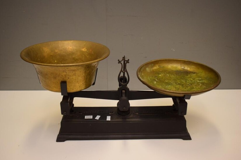 A SET OF FRENCH CAST IRON SCALES WITH BRASS BOWLS (33H X 63W X 28D CM)