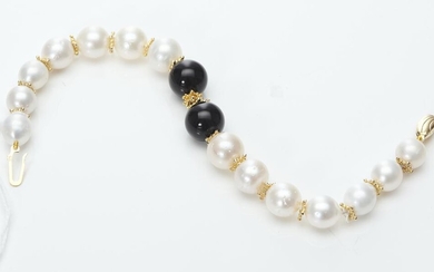 A SOUTH SEA PEARL AND ONYX BRACELET WITH SILVER GILT SPACERS, TO A 9CT GOLD CLASP, LENGTH 210MM