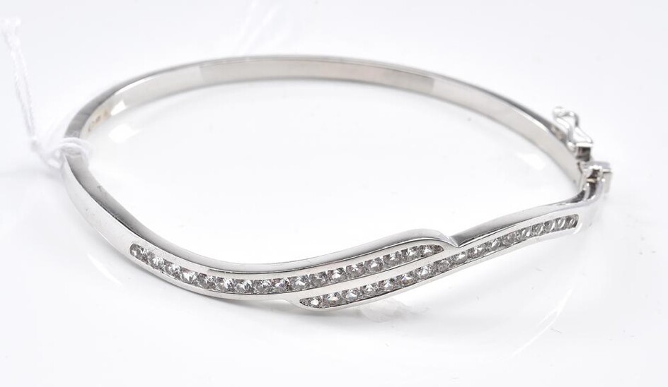 A WHITE STONE SET HINGED BANGLE IN SILVER, 10GMS