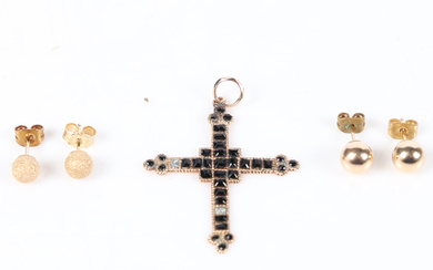 A YELLOW METAL CROSS PENDANT AND TO STUD EARRINGS.