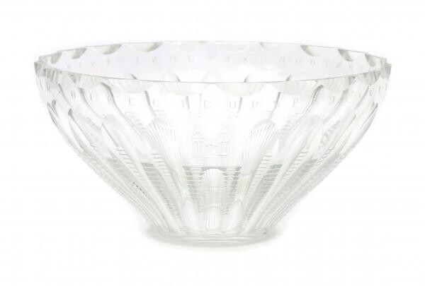 A cut crystal bowl with text: "Directeursprijs Glasstadconcours 6 juni 1949", with cut coat of arms of the city Leerdam.