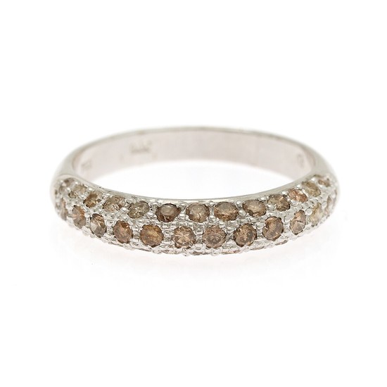 A diamond ring set with numerous brilliant-cut brown diamonds totalling app. 0.91 ct., mounted in 18k white gold. Size 58.