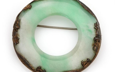 SOLD. A jade brooch set with a jade dial, mounted in gilded silver. Diam. 5.5 cm. – Bruun Rasmussen Auctioneers of Fine Art