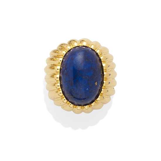 A lapis lazuli cabochon ring