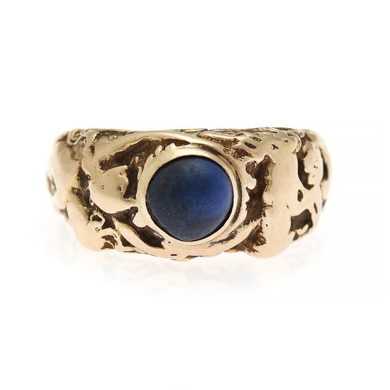 A lapis lazuli ring set with a cabochon lapis lazuli, mounted in 18k gold. Size 58. Weight app. 12.5 g.