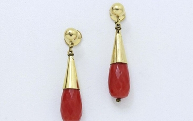 A pair of earrings of 750 thousandths gold, adorned with a drop of facetted coral, surmounted by a gold cap, the clasp decorated with a gold ball. (cracks)