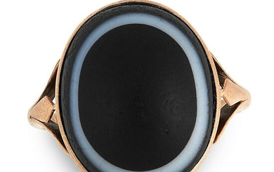 AN ANTIQUE BANDED AGATE RING in yellow gold, the