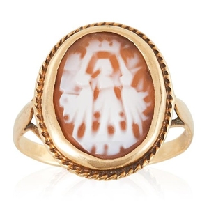 AN ANTIQUE CARVED CAMEO RING in yellow gold, set with a