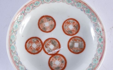 AN EARLY 20TH CENTURY CHINESE FAMILLE ROSE PORCELAIN SAUCER DISH Late Qing/Republic. 10 cm diameter.
