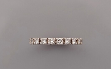 Alliance en or gris, 750 MM, soulignée de diamants total 1 carat environ, taille :...