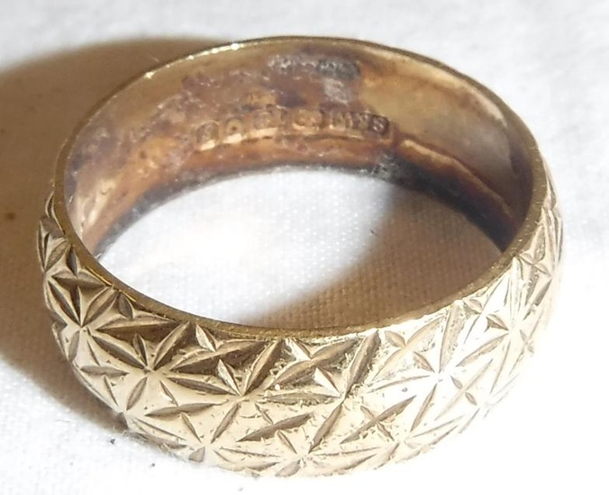 An 18 carat gold ring with engraved decoration, size...