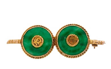 An 18ct gold jade disc brooch, stamped 18, length 5.1cm, 5.3...