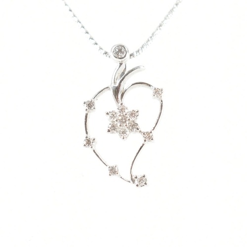An 18ct white gold & diamond pendant with necklace chain. Th...