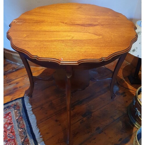 An Edwardian Mahogany Centre Table with serpentine outline t...