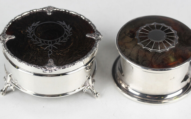 An Edwardian silver circular trinket box, the hinged lid inset with tortoiseshell and piqué inl