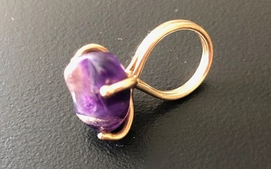 An amethyst ring set with an amethyst crystal, mounted in 14k gold. ront app. 2.4×1.5 cm. Size app. 45. Circa 1970–1980.