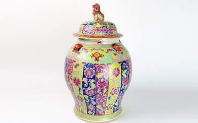 Antieke Chinese gedekselde vaas in porselein met een polychroom decor - hoogte : 62 cm...