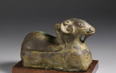 Arte Cinese A zoomorphic bronze crouched figure China