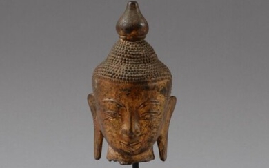 BIRMANIE. Tête de Bouddha finement sculptée, le visage reflétant une profonde sérénité intérieure. Bronze doré....