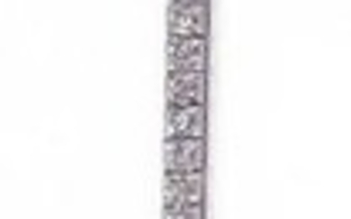 BRACELET line in platinum adorned with 48 old cut diamonds. Total weight of diamonds: about 7 carats Length: 17 cm Gross weight: 18.39 gr. A platinum and diamonds bracelet