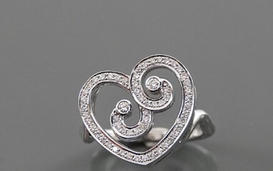Bague dessinant un coeur stylisé en or gris, 750 MM, recouvert de diamants, dimensions 1,5...