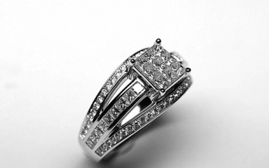 Bague or blanc triple anneau sertie en son centre de 9 diamants princes en serti...