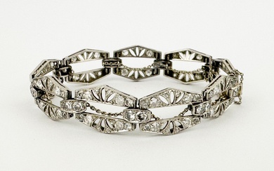 Bracelet articulé en platine (850), composé de maillons géométriques ajourés, ornés de diamants taille ancienne...