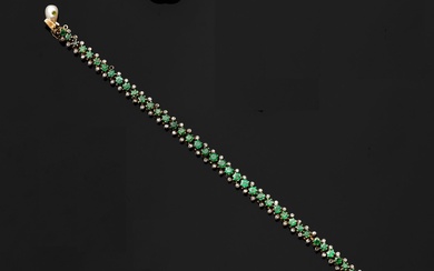 Bracelet ligne en or 14k (585e) et argent (800e), composé d'une ligne d'émeraudes rondes facettées...