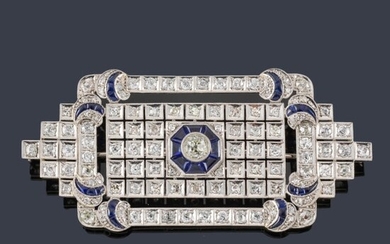 Broche-placa con diamantes talla antigua y sencilla de aprox. 6,69 ct y zafiros calibrados en montura de platino. Años '20