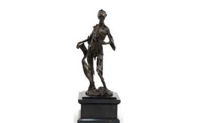 Bronze-Figur "Memento Mori", Skelett in zerschlissener Kleidung, braun patiniert, Nachguß, Gießerpl