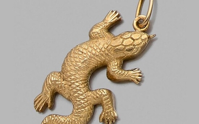 CARTIER - ANNEES 1980 PENDENTIF LEZARD A 18K yellow gold pendant by CARTIER, circa 1980. Signed and numbered. Gross weight : 9,17 gr...