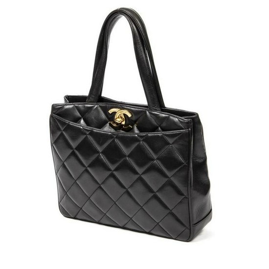 CHANEL QUILTED BLACK LEATHER HANDBAG
