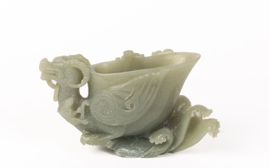 CHINE fin de la dynastie Qing (1644-1912). Coupe libatoire oblongue en jade vert pâle sculpté...