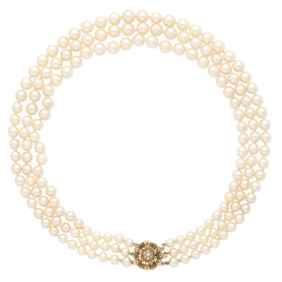 CULTURED PEARL NECKLACE WITH EMERALD AND DIAMOND CLASP