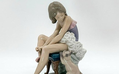 Can I Help? 1005689 - Lladro Porcelain Figurine