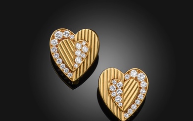 Cartier, paire de boucles d'oreilles en or et diamants, années 1970, chacune conçue comme un...