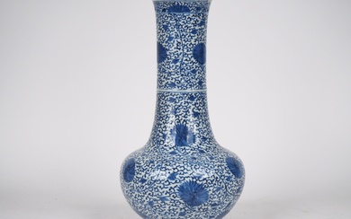 Chine, XVIIIe siècle, Vase en porcelaine bleu blanc à décor de fleurs et rinceaux feuillagés....
