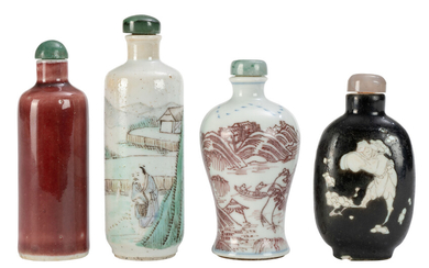 Collection de 4 flacons à priser en porcelaine, Chine, XIX-XXe s., décors divers: 1 à glaçure "peach bloom", 1 orné de personnages dans