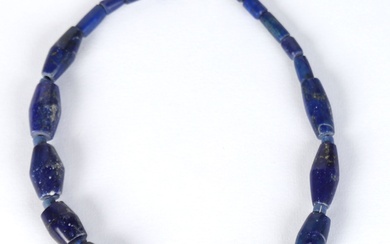 Collier en perles de lapis lazuli et pierres bleues. Longueur : 21 cm.