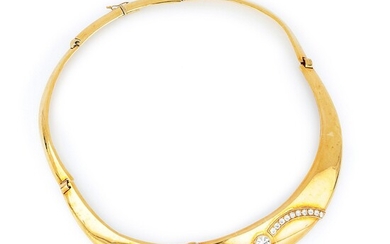 Collier semi-rigide en or jaune 18K avec un diamant central taille brillant pesant environ 0,65...