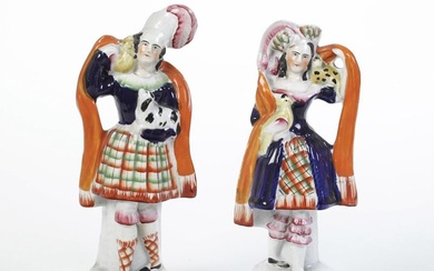 Coppia di figurine di scozzesi. Inghilterra, Staffordshire, periodo vittoriano, XIX secolo.