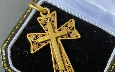 Croix en or jaune à décor de filigrane P