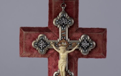 Crucifix en ivoire apposé sur une croix pommelée en métal à décor en micro mosaïque...