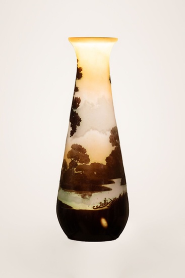 ÉTABLISSEMENTS GALLÉ Vase de forme tronconique en verre multicouche polychrome à décor d'un paysage lacustre...