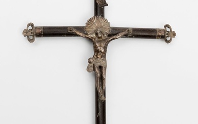 École espagnole du 19e siècle. "Christ crucifié". En argent avec croix en ébène. Il présente...