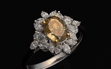 Elégante bague-bijou avec diamant Fancy en or blanc, taille 750. Serti au centre de diamants...