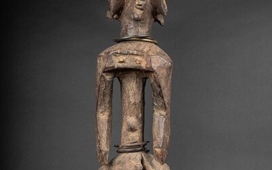 Figure Iagalagana en bois dur avec ancienne patine d’usage brune et quelques érosions du temps...
